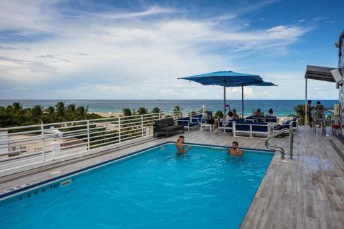 Big studio with rooftop pool ocean view