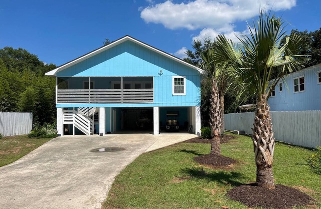 Big Wave ~ Brand New! 5Br, 3Ba. Sleeps 12. Half mile to Beach only 3 min away