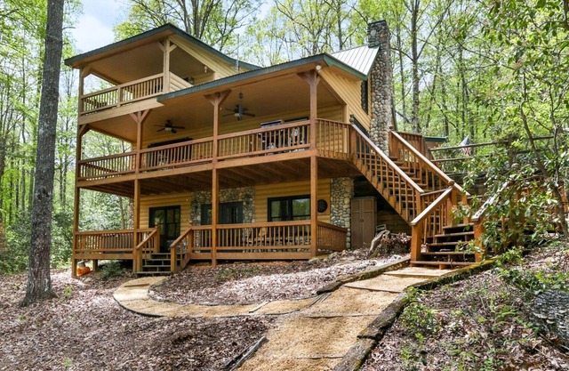 Birdsong Lake-3rd Night Free in April. Private Lake, Hot Tub, Fire Pit