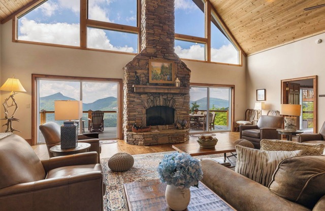 Black Bear Lodge - Home with Panoramic Mountain Views!