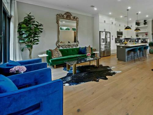 Black House - Downtown Elegance with HotTub and King Beds
