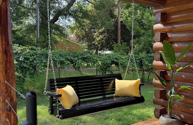 Blackberry Bungalow,Cozy cabin in charming Longview with WiFi, AC , a