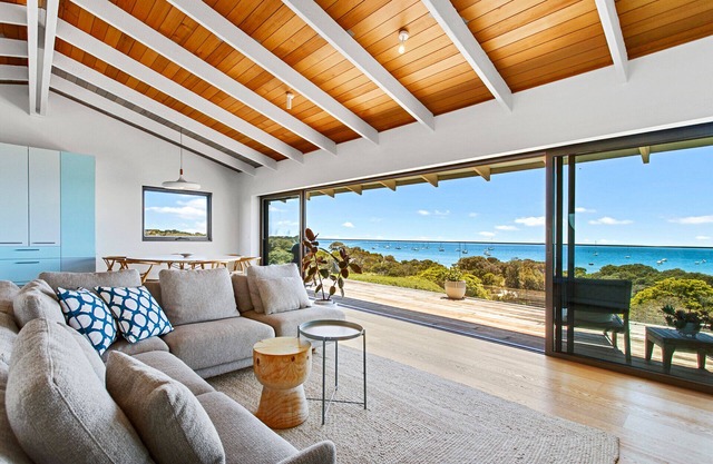 Blairgowrie Views - opposite the bay beach with views, spa and large yard