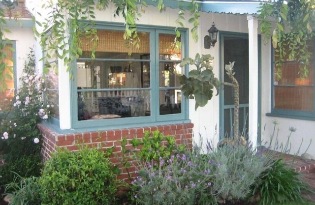 Blessing Cottage: A Vintage Cottage 2 blocks from the beach