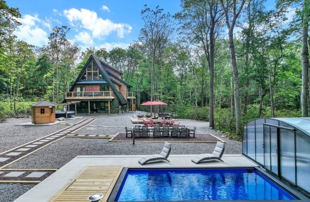 Bliss A-Frame, Heated Pool AxeThrow Sundeck Sauna HotTub FirePit