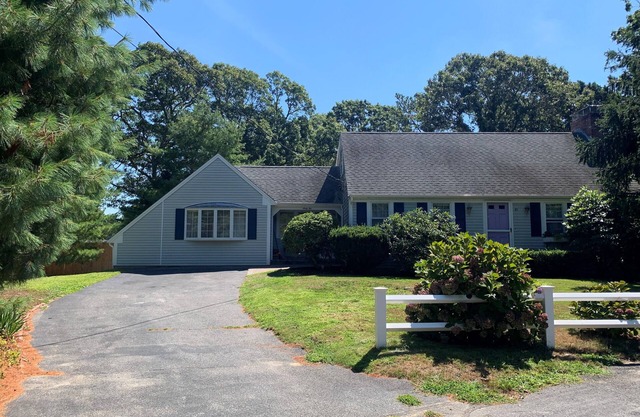 Blissful Vacation Experience! Spacious, fully fenced house with backyard oasis!