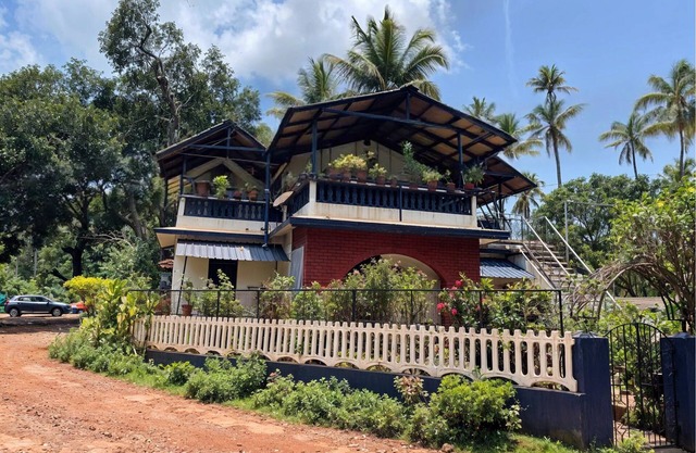 Blue Azure 5BR Villa walk to beach in Goa by Homeyhuts