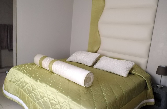 Blue bird 3 guest house, relaxing safe secure suite 5 min to beach