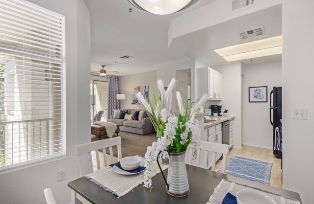 Blue Bungalow Scottsdale! Perfect location. Mayo Clinic, Sleeps 4! Work Space!