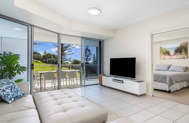 Blue C 401 - Beachfront Coolangatta - Min. 3 night stays!