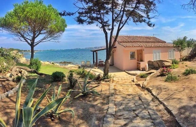 Blue Eden Nest - paradise just a metre from the sea in a private pine forest
