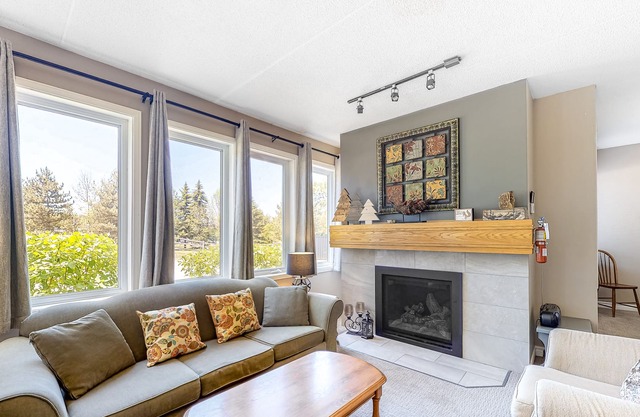 Blue Mountain condo with full kitchen - walk to the Village