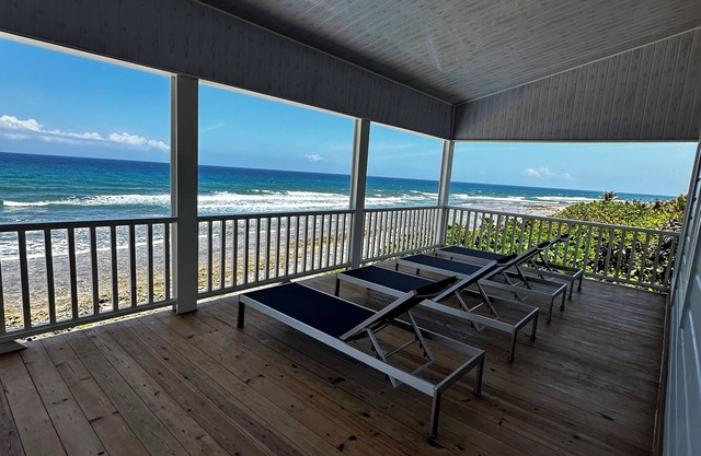 Blue Oasis 3-bedroom villa in Utila with WiFi, AC