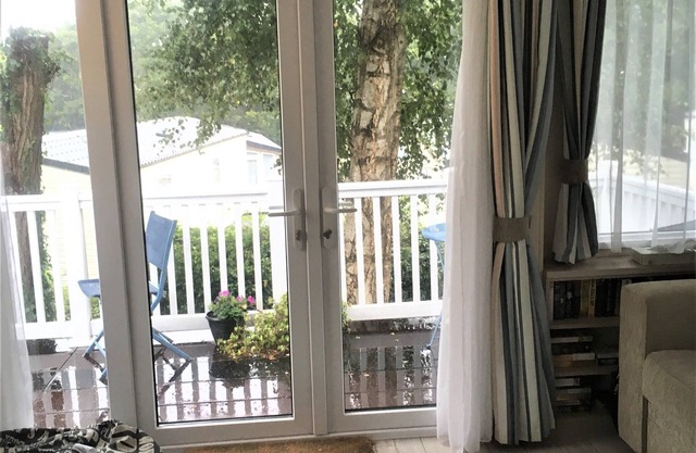 Bluebell delightful dog-friendly caravan on Rockley Park, Poole Harbour, Dorset