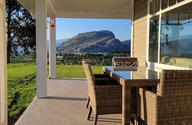 Blueberry Hill Vineyards-Farmhouse with private hot tub