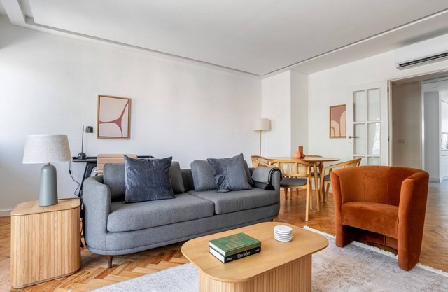 Blueground | Alvalade, furniture, decor & kitchen
