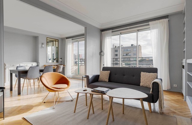 Blueground | Auteuil, balcony & Eiffel Tower view