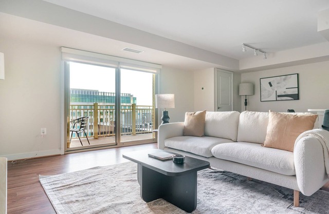 Blueground | Ballston, pool, nr Arlington Park