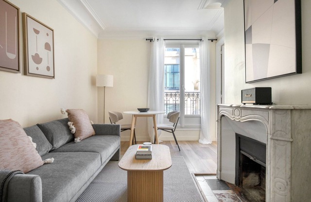 Blueground | Hotel de Ville, close to mall & Seine