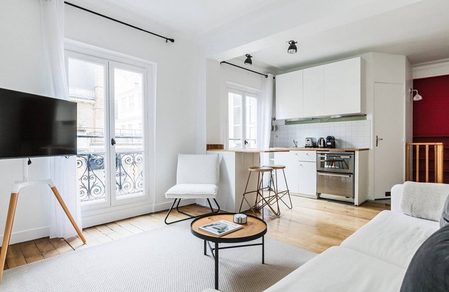 Blueground | Les Halles, close to Eiffel Tower