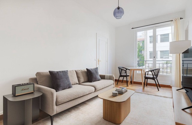Blueground | Trocadero, furniture & kitchen