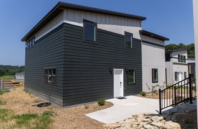 Bluffside Gardens Oak Series 11 Person Cabin Unit 6