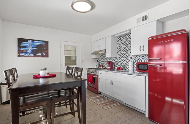 Blushing Bungalow w/AC, Fenced Yard, W/D, Garage, Speedy WiFi, 3 Smart TVs.