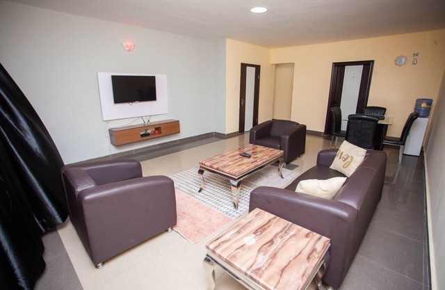 BLVD OAK APARTMENT - Your home away from home.