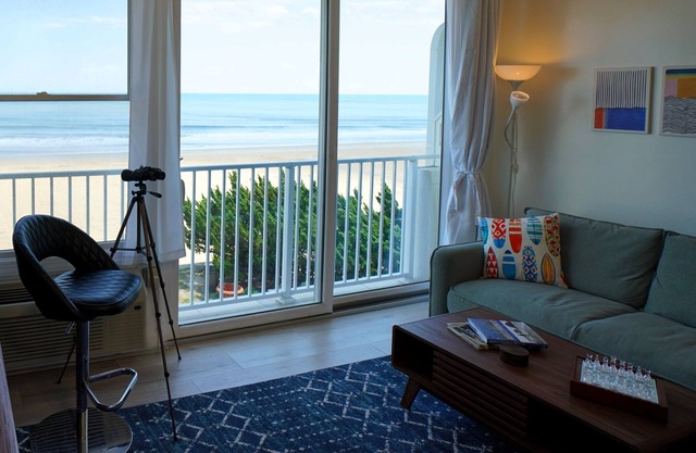 Boardwalk Oceanfront Condo | Pool + Dining