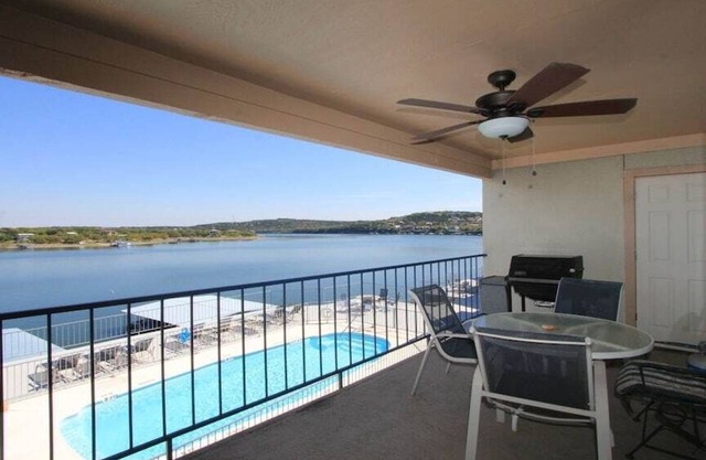 Boat slip & ramp swimming pool, hot tub LakeTravis