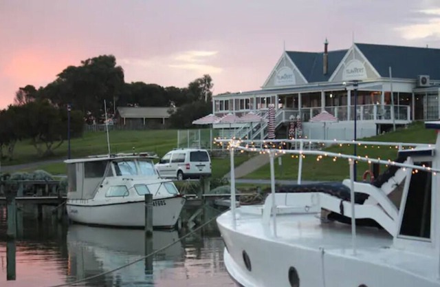 Boat Stay - Eliza Jane - Hindmarsh Island - Short Term Accommodation for 2