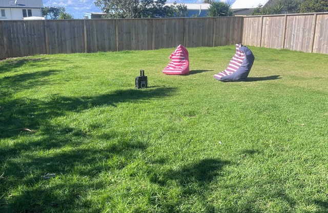 Boaties rest, safe parking. fenced yard, Walk to beach.