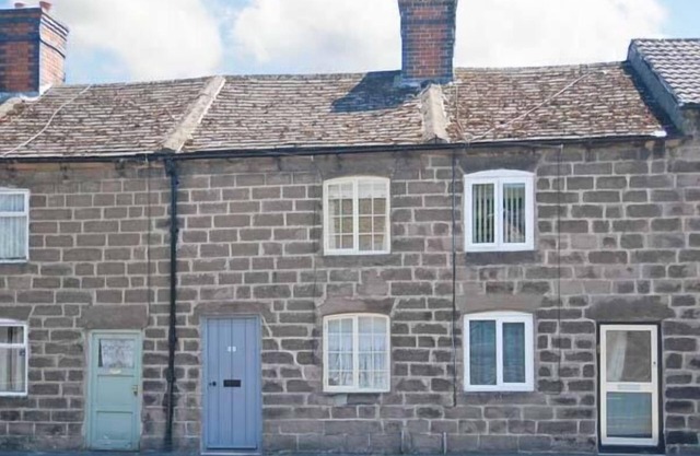 BOBBIN COTTAGE, pet friendly, character holiday cottage in Cromford