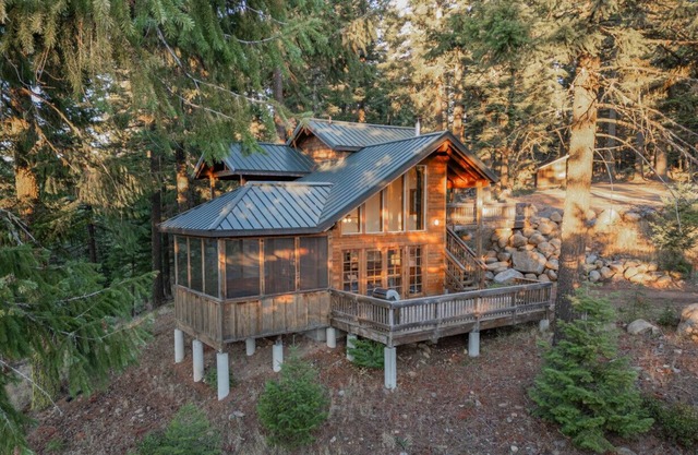 Boccard Point Cabin w/Jacuzzi and Wood Stove at Green Springs Inn