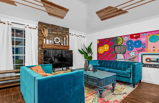Boho Vibrant 80s Livings 4 BR's House Mural Garden in Houston Energy Corridor
