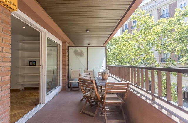 Bonanova apt. with terrace, classic style Spacious