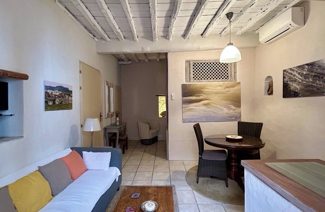 Bonifacio Haute-Ville: large renovated 14th century charming studio, air-conditioned, WIFI