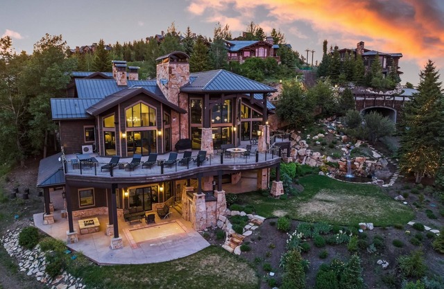 Book a Holiday Stay! Ultra-Luxe Chalet in Deer Crest! Private Ski Run! Game Room! Sauna! Hot Tub!