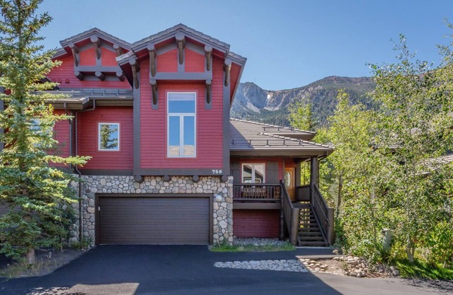 Book for Fall! Spacious Mountain Townhome with Pool Table, Foosball, and Amazing Mountain Views!