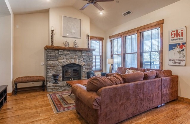 Book for Fall! Townhome Close to the Shuttle! Shared Hot Tub! Mountain Views!