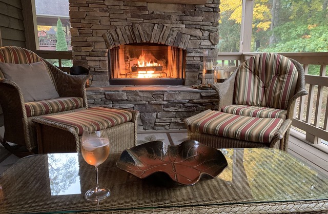 BOOK FOR HOLIDAYS AND 2026! Relax in the Mountains, Fireplaces & Waterfalls