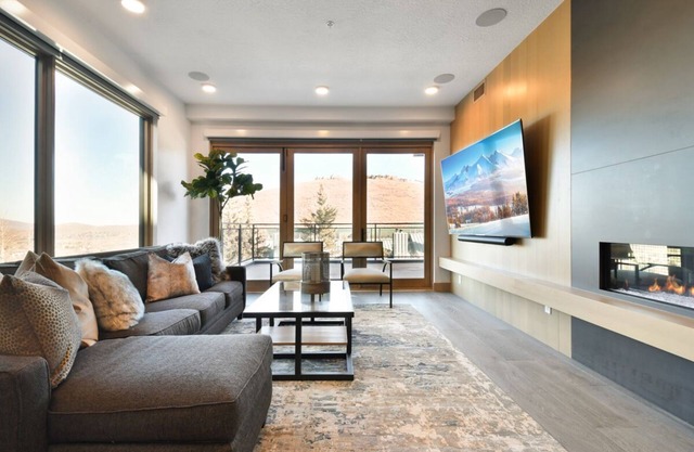 Book Today for Holidays Stays! Ski-in/Ski-out Access Condo in Slopeside Development, Near Downtown!