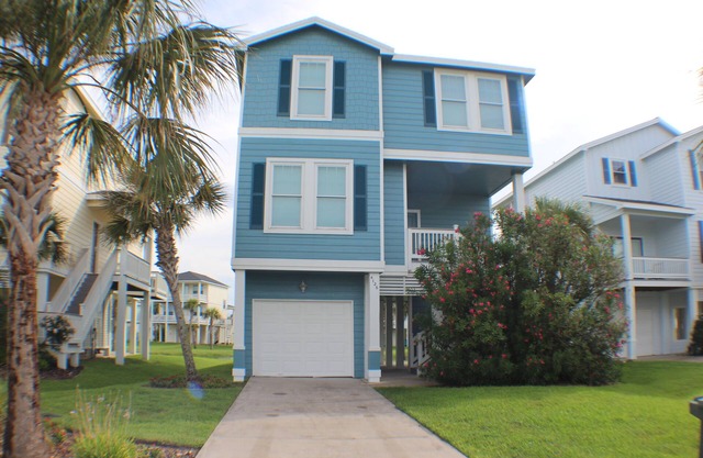 Book your next getaway at Sea La Vie 4/4 Cottage In Pointe West