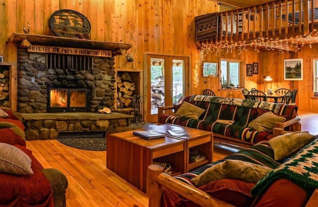 BookStayHop - Sun Mountain House. Mountain Views, Outdoor Space, Dog friendly!
