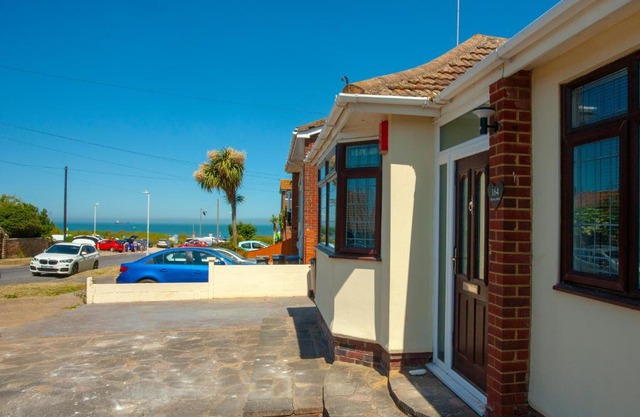 Botany Bay Holiday House - Family friendly, 50M from the beach