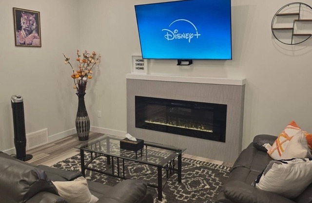 Bougie styled Home | 10 minutes from WEM | Sleeps 8