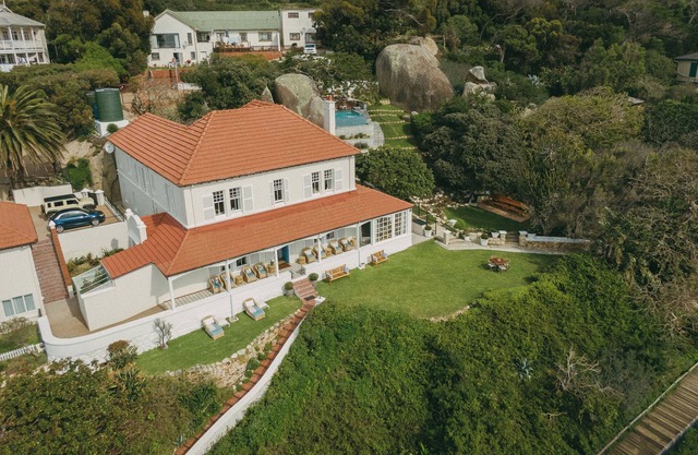 Boulders HousennA heritage home by the sea, with penguins for neighbours