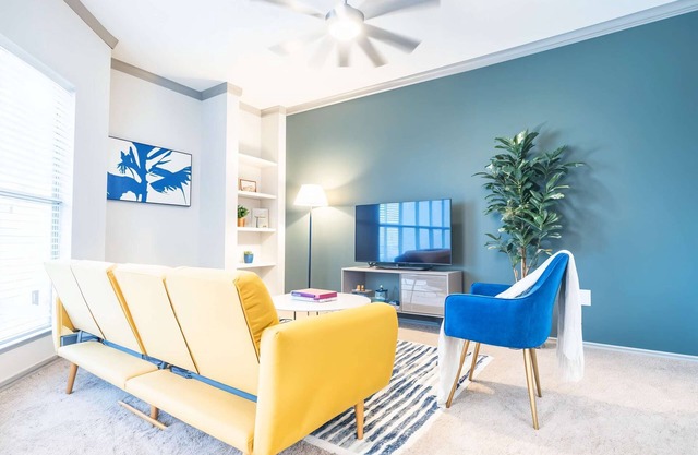 Boulevard Stays Relaxing King Suite 1BR with Pool, Gym & Parking