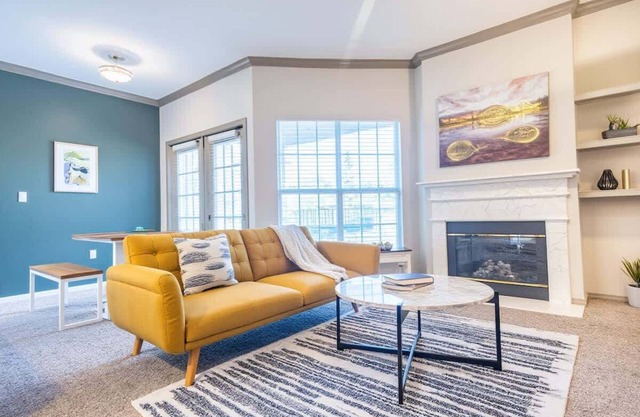 Boulevard Stays Tranquil 1BR King Suite Pool, Parking Gym 03