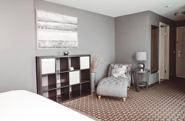 Boutique Comfort l Jacuzzi, Library Lounge, Outdoor Firepits & Near Local Gems